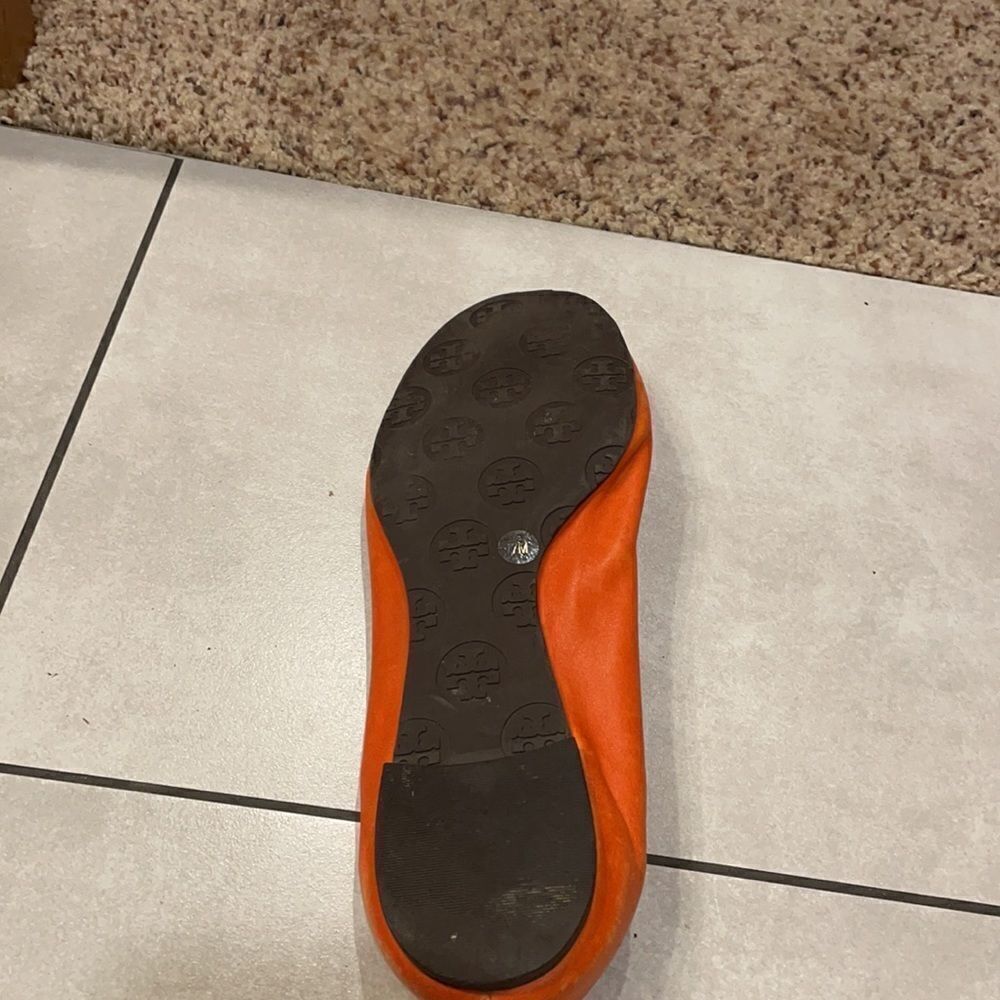 TORY Burch woman’s orange Right flat only - Picture 4 of 8